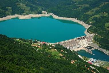 A construção de hidrelétricas requer o represamento de água em grandes extensões de área