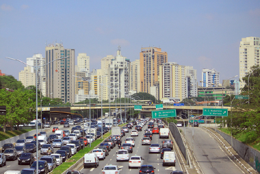 O trânsito de São Paulo possui um grande problema com congestionamentos e lentidão *
