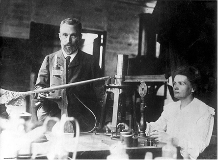 Casal Pierre e Marie Curie trabalhando em laboratório