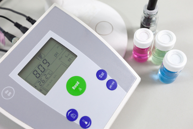 PHmetro usado em laboratório para medir o pH de uma solução básica