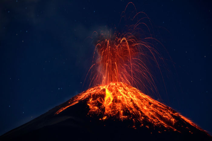 Os vulcões expelem material magmático advindo do interior da Terra. 