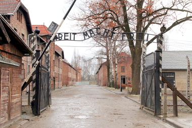 Acima Ã© possÃ­vel ler a inscriÃ§Ã£o irÃ´nica no portÃ£o do campo de concentraÃ§Ã£o de Auschwitz: â€œArbeit macht freiâ€ (O trabalho liberta)